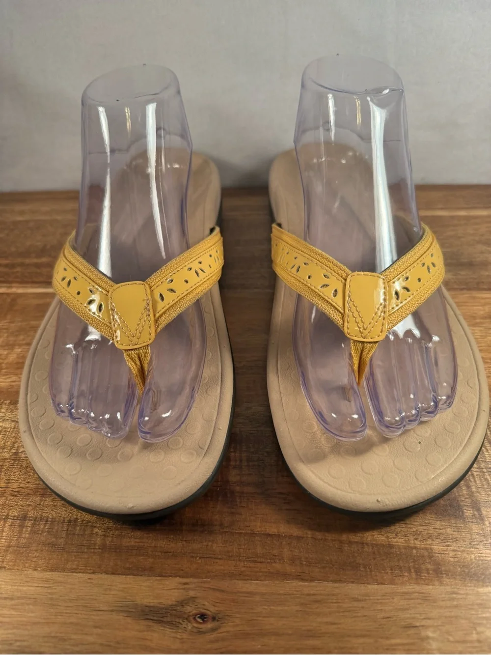 Vionic Casandra Thong Sandal in Buttercup Yellow Leather Size 10